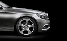 Передняя часть серебристого Mercedes-Benz S-class на черном фоне